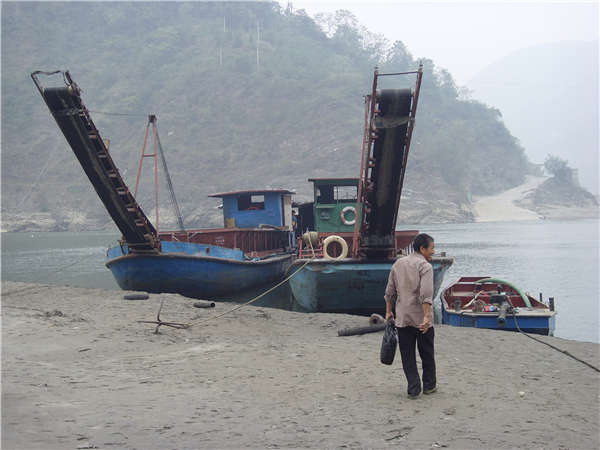 挖沙運輸船